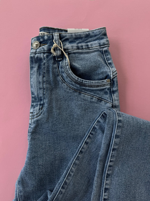 Jeans Karostar mit einem Knopf ausgefranstem Bein blue