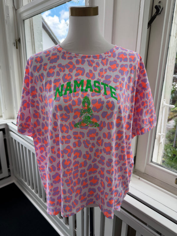 T-shirt Namaste leo