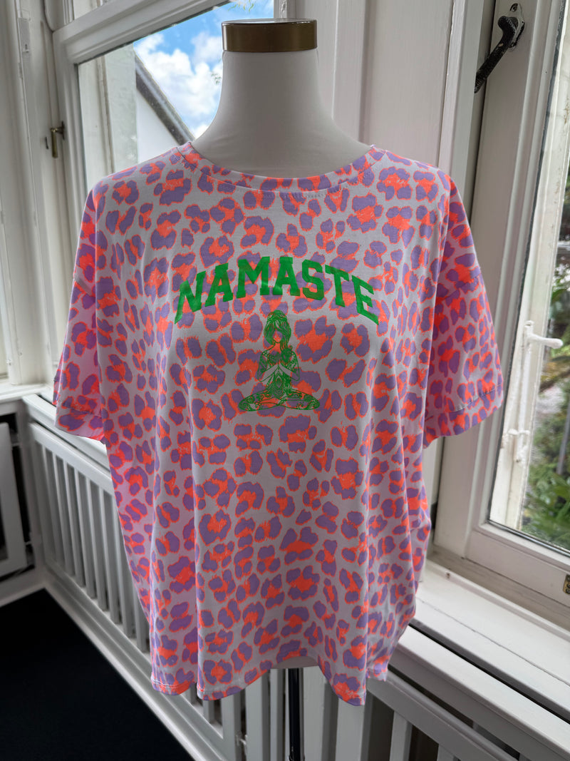 T-shirt Namaste leo