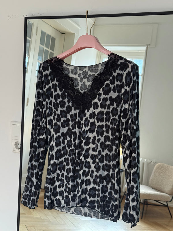 Elegantes Kaschmir-Style Shirt mit Leo-Muster und femininer Spitze schwarz/grau