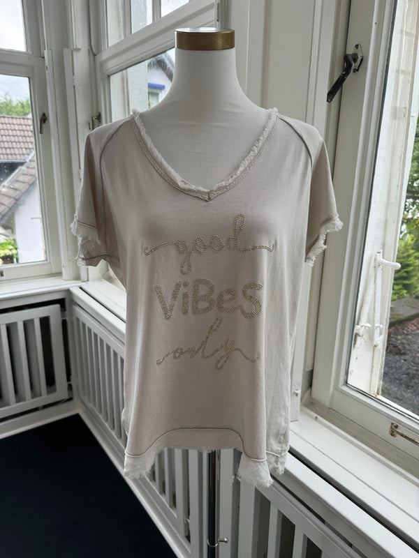 T-Shirt good vibes only ausgefranst beige