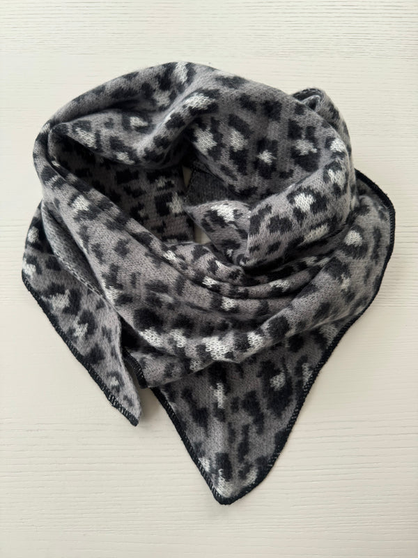 Weiches Dreieckstuch im Leo-Look – 80% Viskose, 20% Wolle, kuschelig & leicht grau