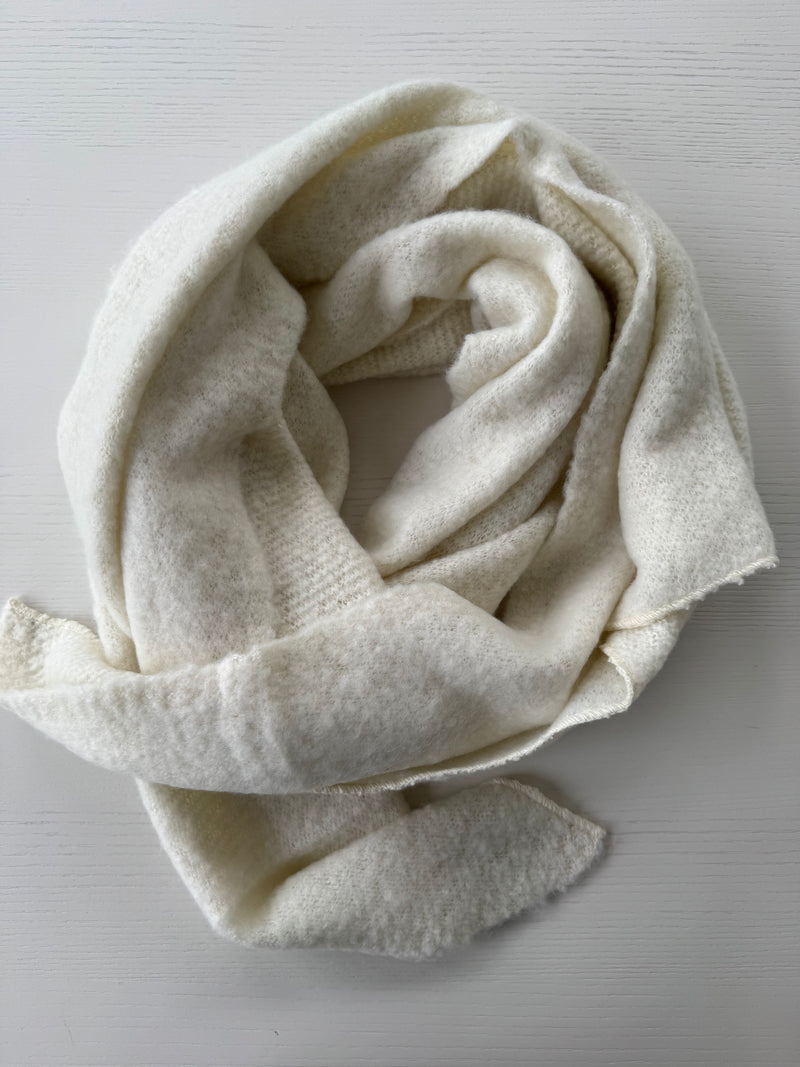 Kuscheliger Rechteckschal aus 100% Viskose – weich, warm & anschmiegsam creme