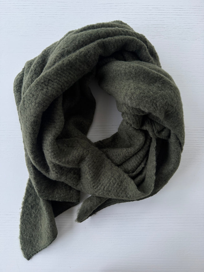 Kuscheliger Rechteckschal aus 100% Viskose – weich, warm & anschmiegsam grün