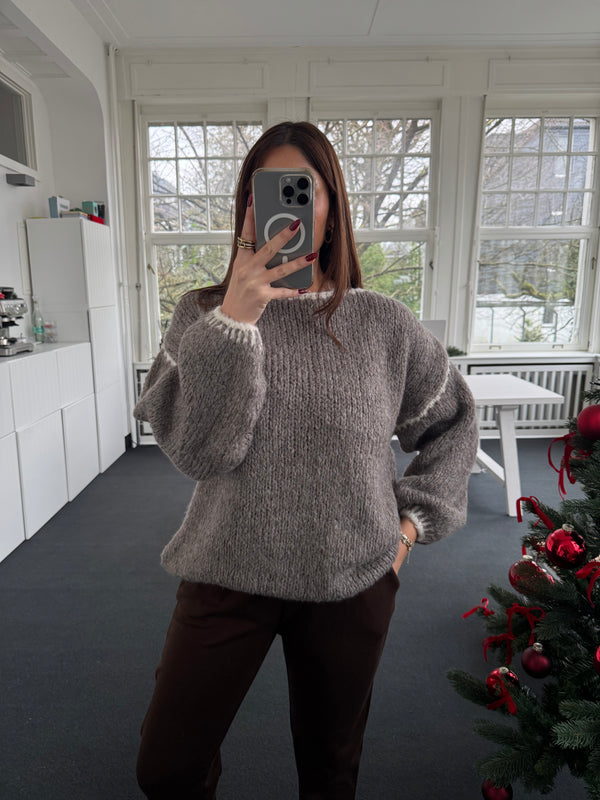 Taupe Strickoberteil mit beige Kontrast-Details – Kastiger Schnitt – One Size (36–42)