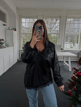 Top mit V-Ausschnitt, Spitzenabschluss & verstellbaren Trägern – One Size (36–40) – Perfekt zum Layern schwarz