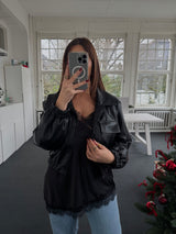 Top mit V-Ausschnitt, Spitzenabschluss & verstellbaren Trägern – One Size (36–40) – Perfekt zum Layern schwarz