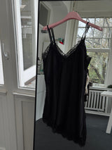 Top mit V-Ausschnitt, Spitzenabschluss & verstellbaren Trägern – One Size (36–40) – Perfekt zum Layern schwarz