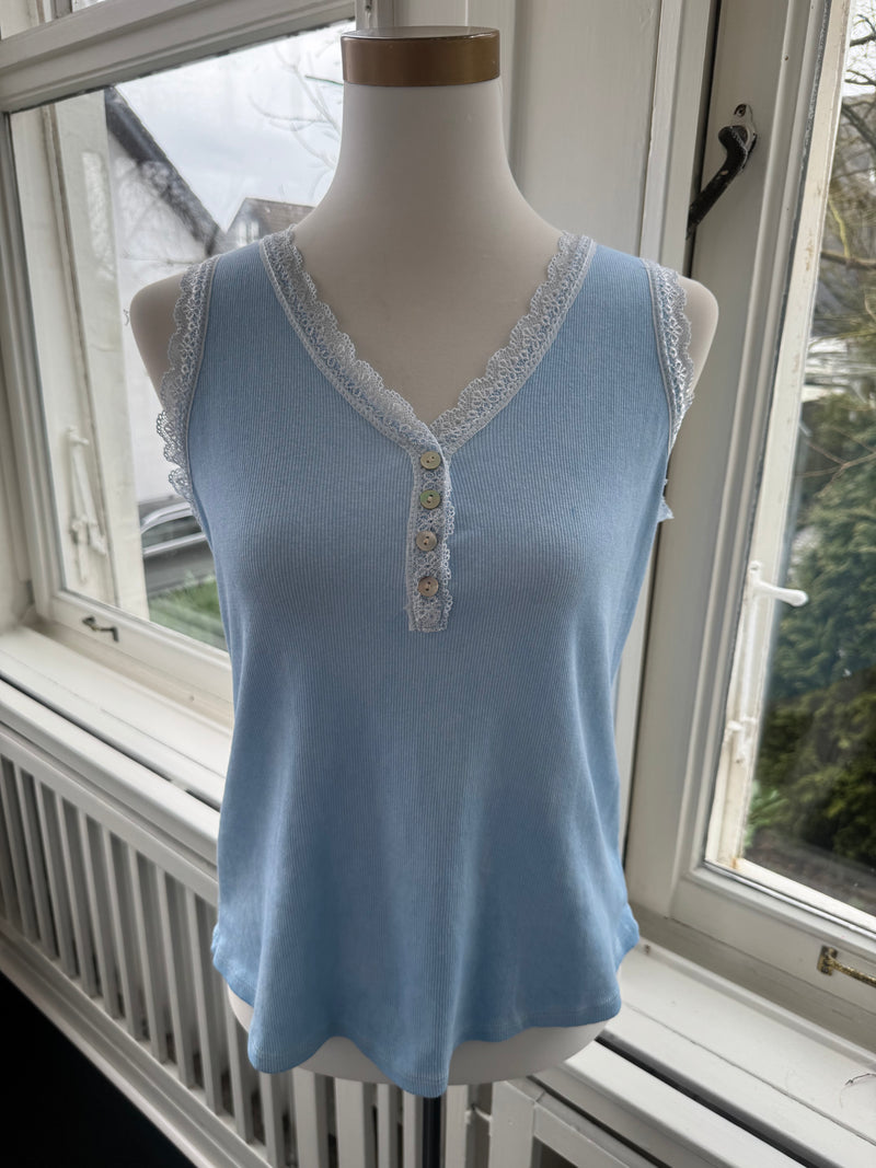 Top gerippt mit Spitze und Knöpfen babyblau