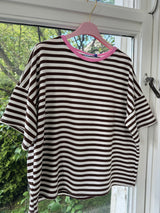 Gestreiftes Oversize T-Shirt Halbarm mit Neon-Detail – Kastiger Schnitt, One Size (36–42) braun/rosa