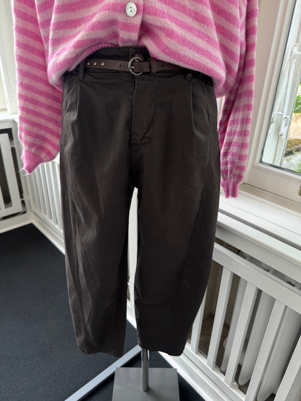 Hose mit Gürtel locker geschnitten braun