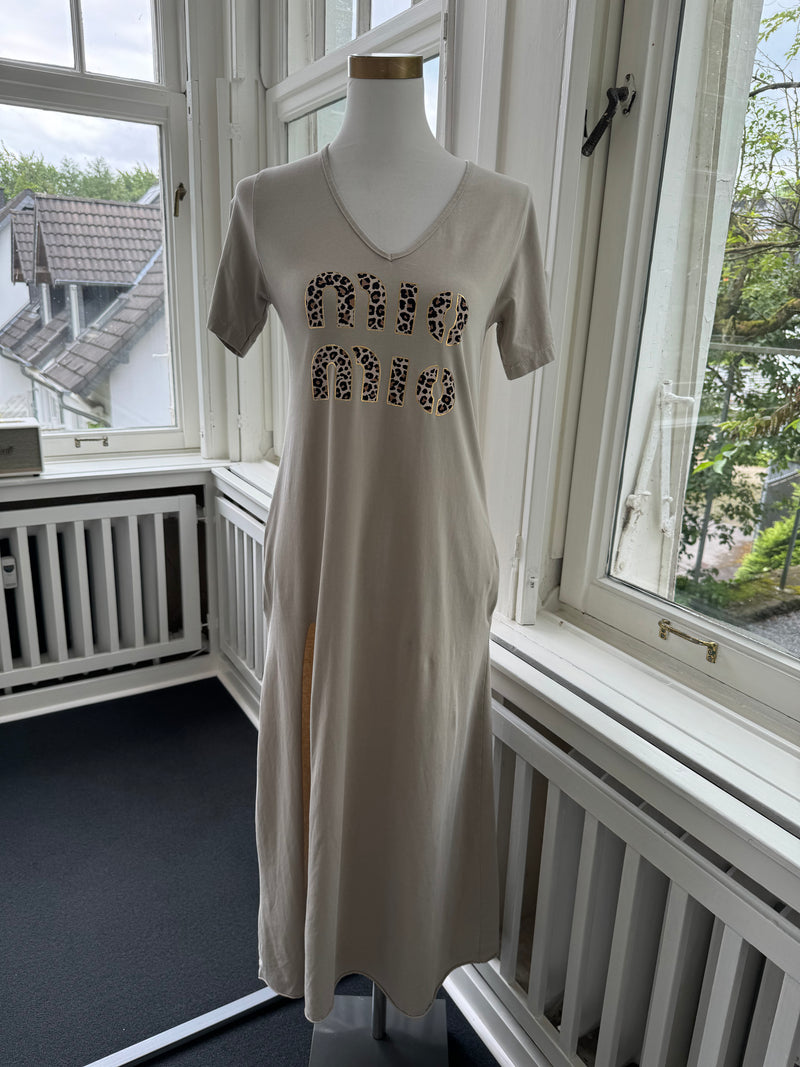 T-Kleid lang Mio mit einer Schlitz beige