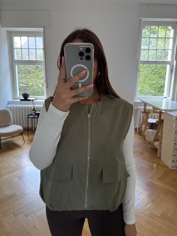 Leichte Weste mit Taschen und Reisverschluss grün