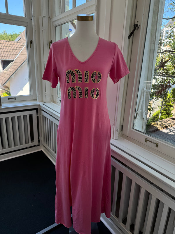 T-KLEID LANG MIO MIT EINER SCHLITZ PINK