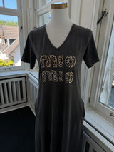 T-KLEID LANG MIO MIT EINER SCHLITZ ANTHRAZIT