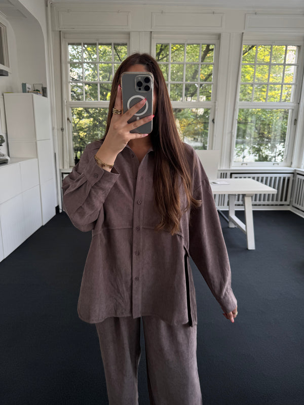 Fließende Hemdbluse in Taupe mit Seitenschlitzen