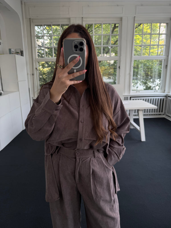 Fließende Hemdbluse in Taupe mit Seitenschlitzen