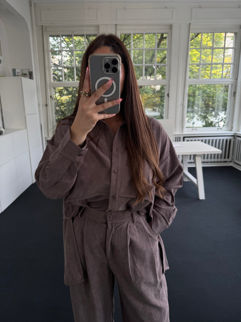 Fließende Hemdbluse in Taupe mit Seitenschlitzen