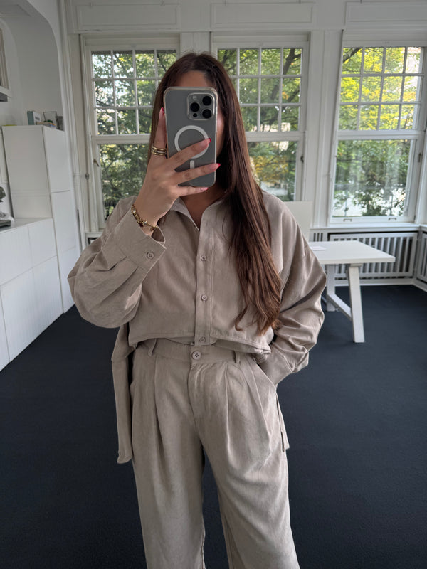 Fließende Hemdbluse in Beige mit Seitenschlitzen