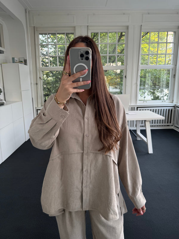 Fließende Hemdbluse in Beige mit Seitenschlitzen