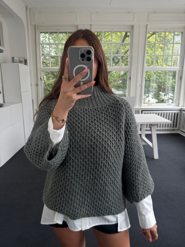 Kastiger Pullover mit Stehkragen grün