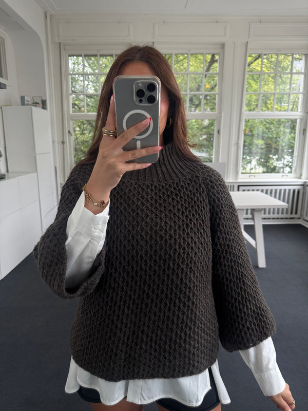 Kastiger Pullover mit Stehkragen braun