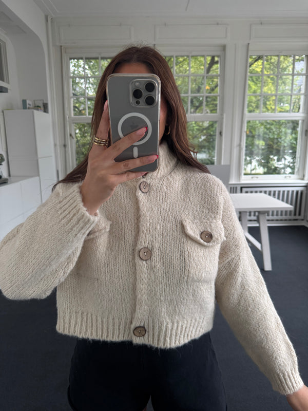 Strickjacke mit Brusttaschen (kurz geschnitten) beige