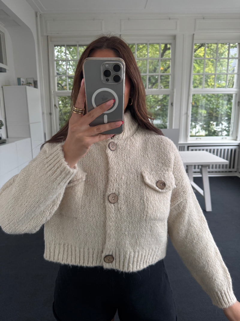 Strickjacke mit Brusttaschen (kurz geschnitten) beige