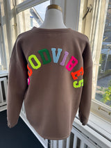 Good Vibes Sweatshirt – Gefüttert, Oversize, Bunter Schriftzug taupe