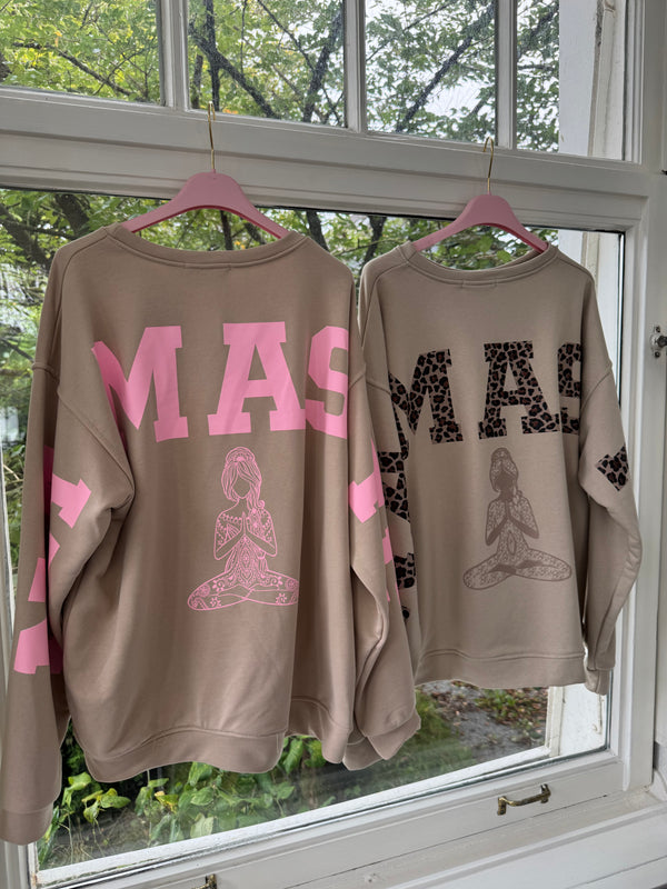 Oversized Sweatshirt mit „Leo“-Schrift Namaste– Beige Print – 80% Baumwolle – Ungefüttert