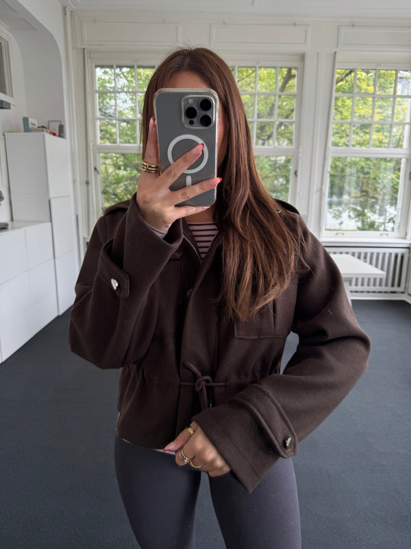 Leichte Übergangsjacke mit Brusttaschen – Schnürung & Reißverschluss braun