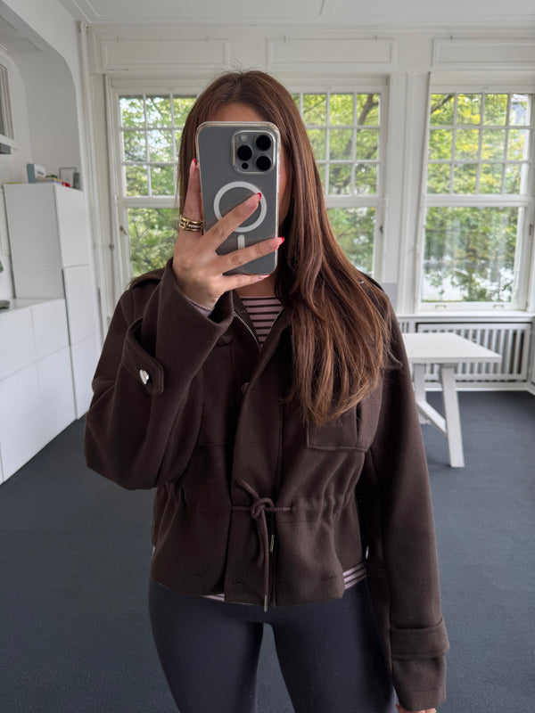 Leichte Übergangsjacke mit Brusttaschen – Schnürung & Reißverschluss braun