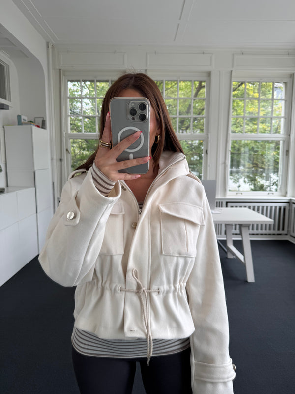 Leichte Übergangsjacke mit Brusttaschen – Schnürung & Reißverschluss beige