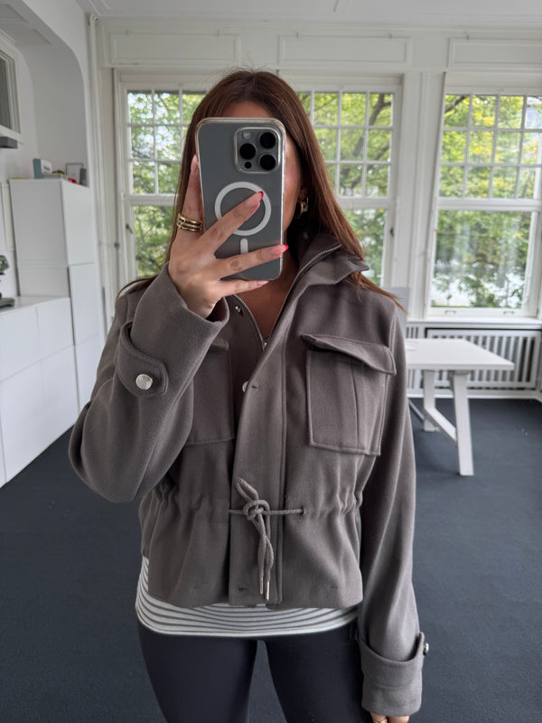 Leichte Übergangsjacke mit Brusttaschen – Schnürung & Reißverschluss taupe