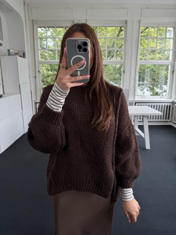 Oversized Strickoberteil mit Stehkragen – Ballonärmel & Seitenschlitze braun