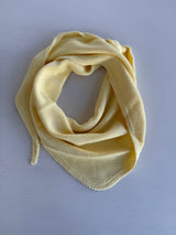 Fein gestricktes Dreieckstuch – Zeitloser Style gelb
