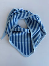 Fein gestricktes Dreieckstuch – Zeitloser Style gestreift blau