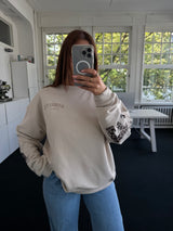 Oversized Sweatshirt mit „Leo“-Schrift Namaste– Beige Print – 80% Baumwolle – Ungefüttert