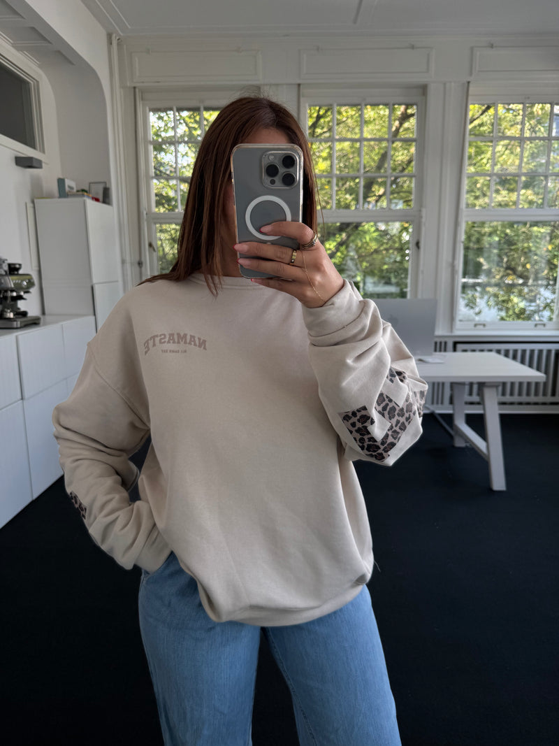 Oversized Sweatshirt mit „Leo“-Schrift Namaste– Beige Print – 80% Baumwolle – Ungefüttert