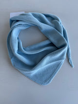 Fein gestricktes Dreieckstuch – Zeitloser Style babyblau
