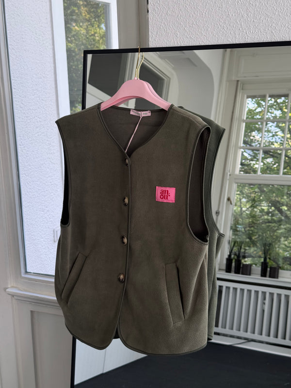 Superweiche Fleece-Optik Weste – Mit „Amour“-Schrift, Knöpfen & Taschen grün