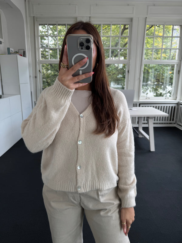 Super Soft Strickjacke mit Knöpfen – One Size beige