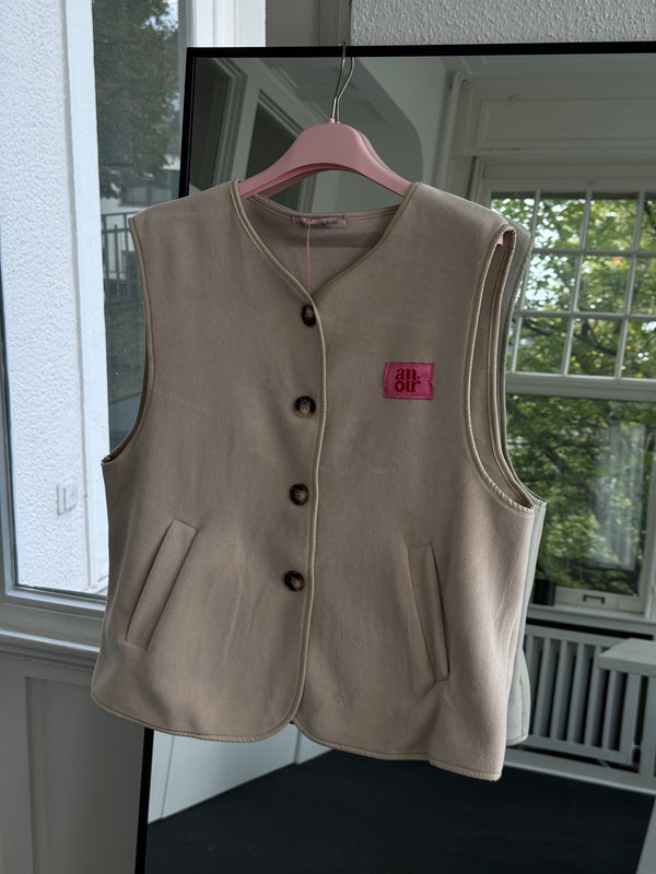 Superweiche Fleece-Optik Weste – Mit „Amour“-Schrift, Knöpfen & Taschen beige