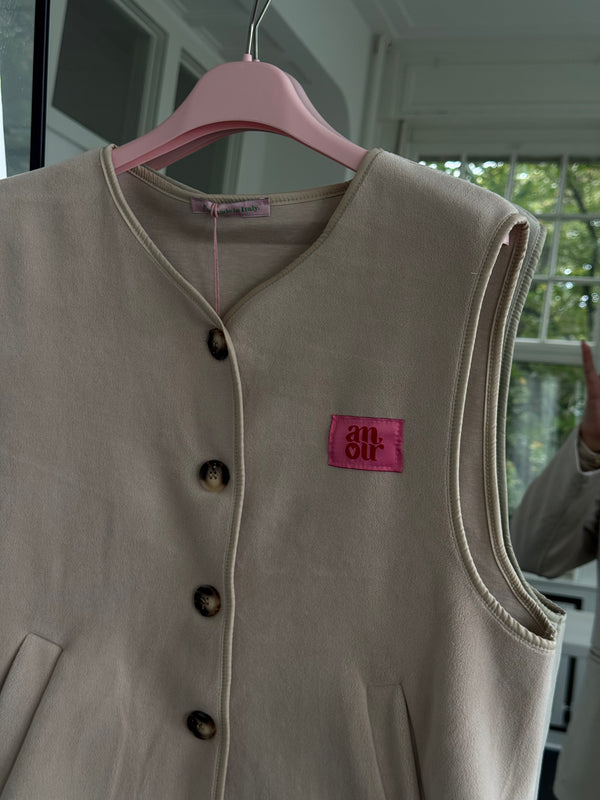 Superweiche Fleece-Optik Weste – Mit „Amour“-Schrift, Knöpfen & Taschen beige