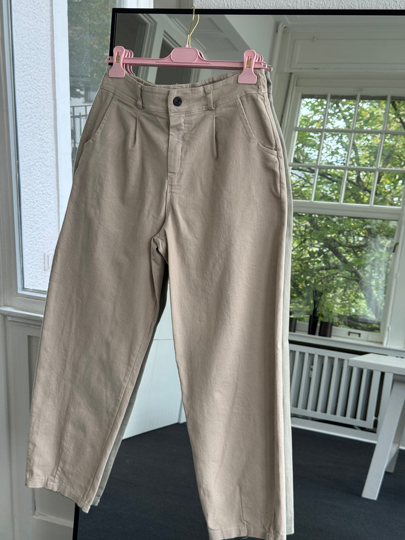 Ballonhose aus festem Baumwollmix – Mit Knopf & Gürtelschlaufen, normale Passform beige