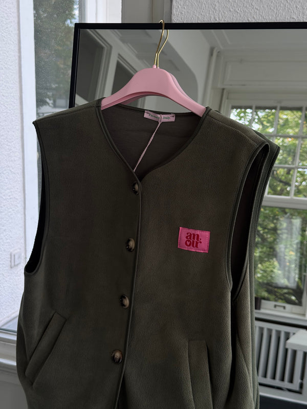 Superweiche Fleece-Optik Weste – Mit „Amour“-Schrift, Knöpfen & Taschen grün