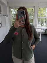 Superweiche Fleece-Optik Weste – Mit „Amour“-Schrift, Knöpfen & Taschen grün