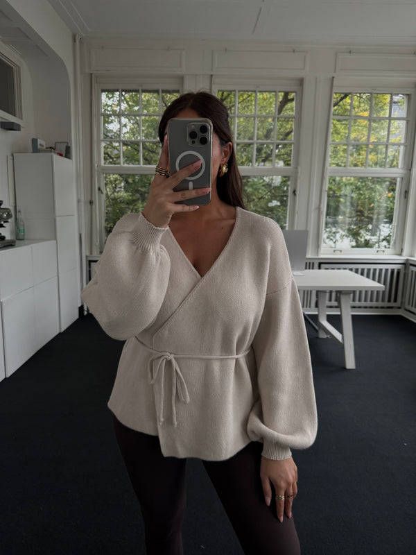 Wunderschönes Wickeloberteil mit Ballonärmeln – super soft & bequem beige