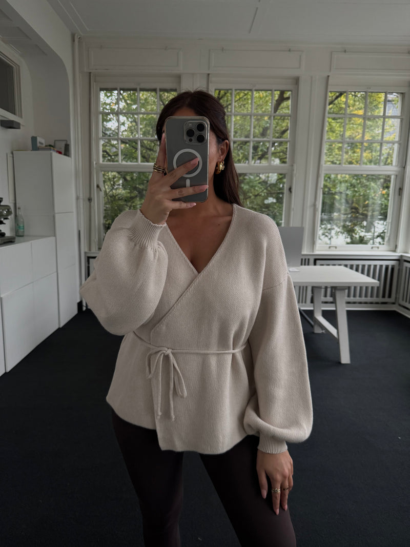Wunderschönes Wickeloberteil mit Ballonärmeln – super soft & bequem beige