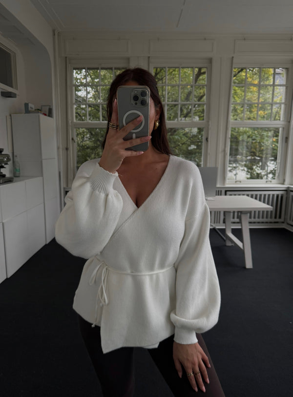 Wunderschönes Wickeloberteil mit Ballonärmeln – super soft & bequem cremeweiss